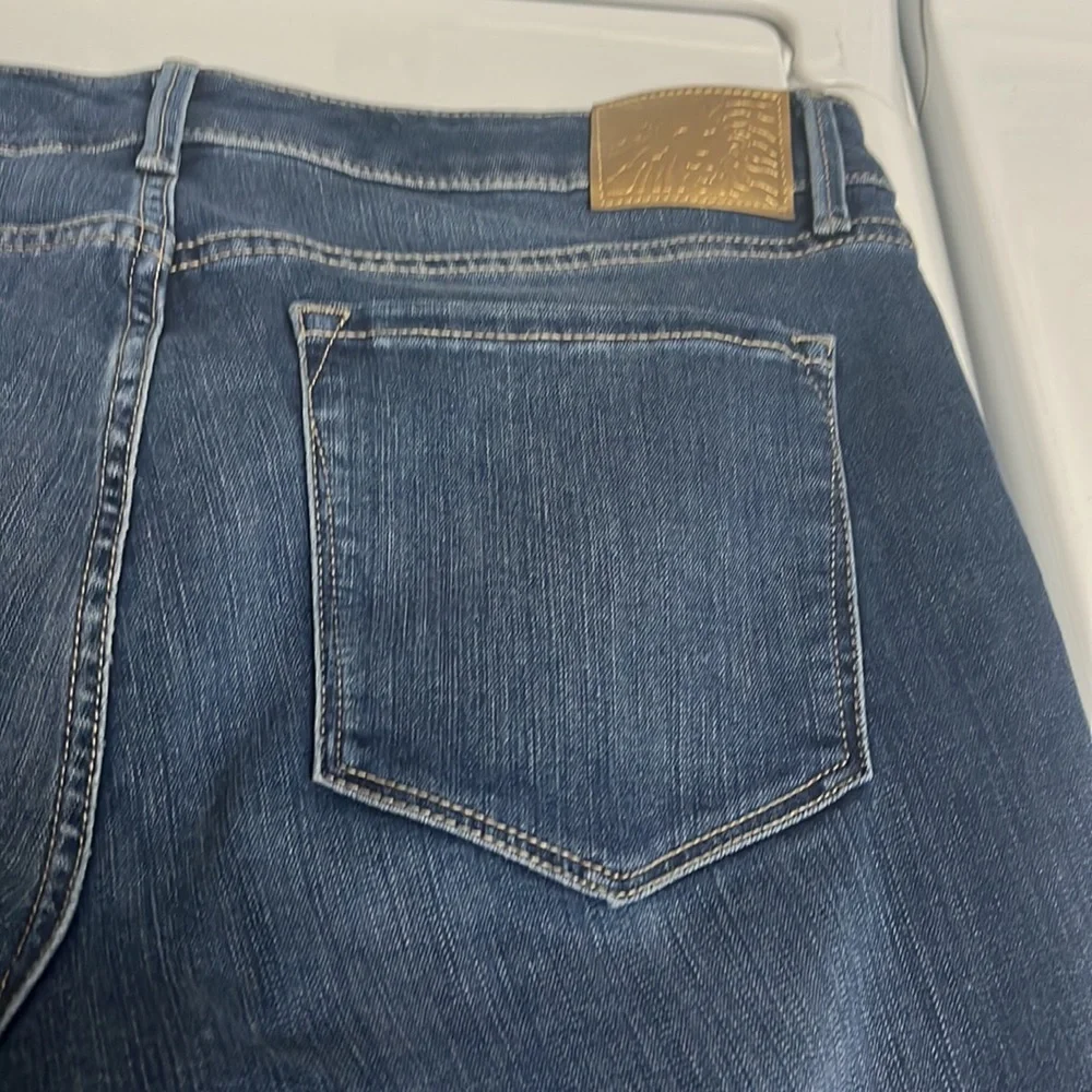 Anne Klein mid rise skinny.  Medium wash. Like new no stains or tears - Picture 4 of 4